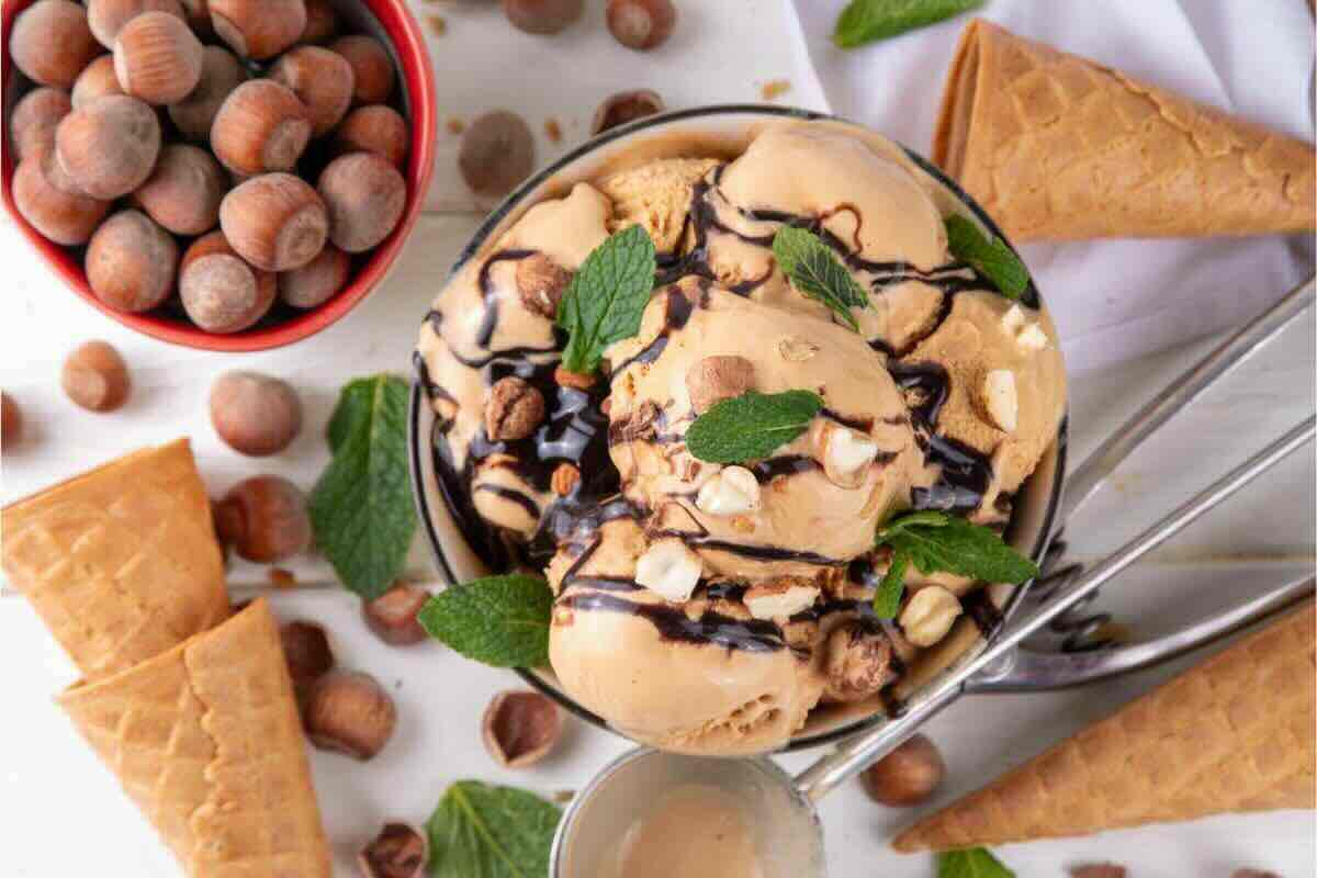 gelato alla nocciola, coni e nocciole
