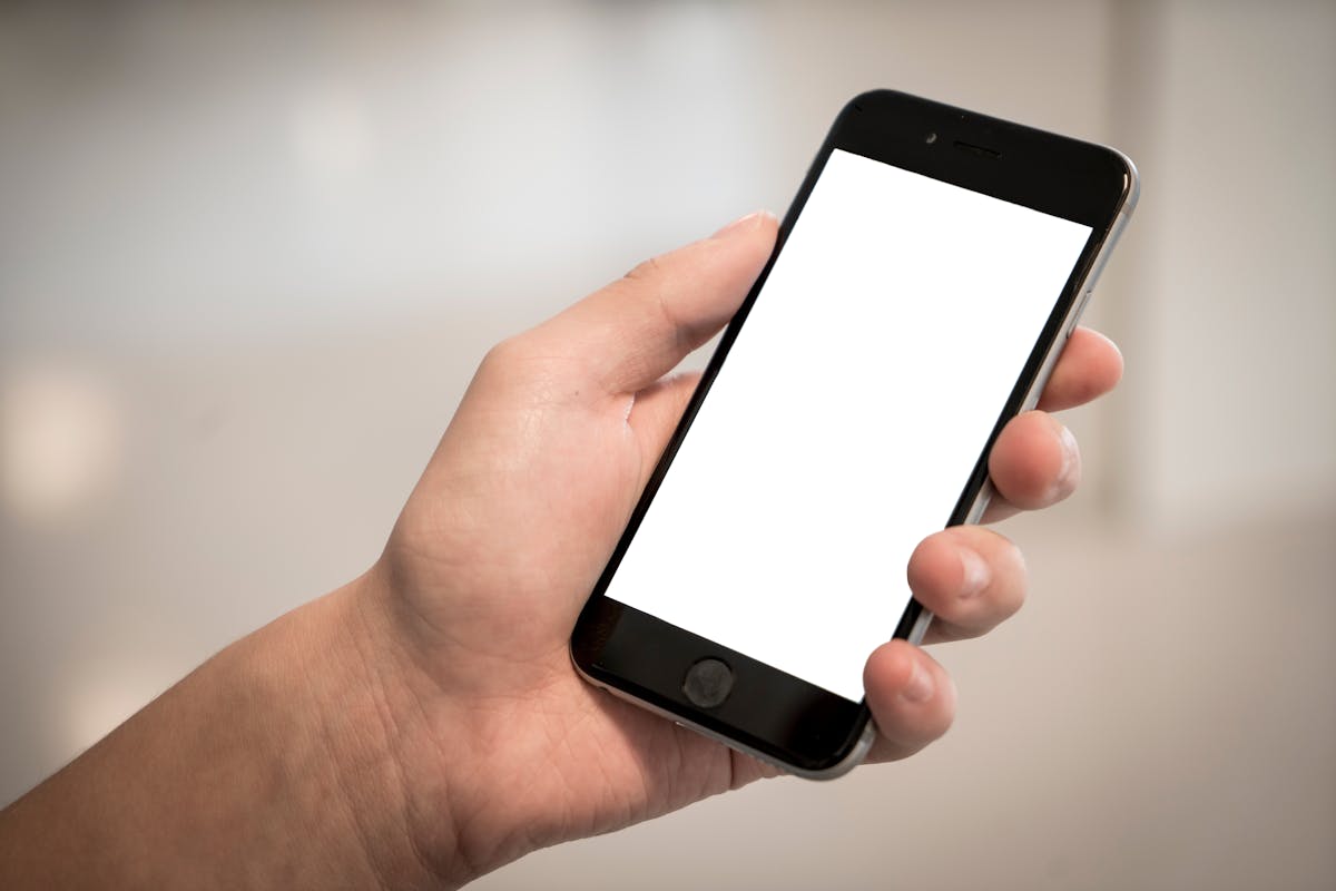 mano con smartphone