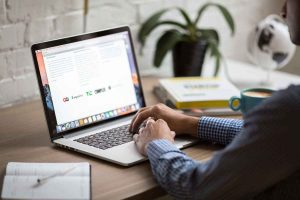 uomo legge mail