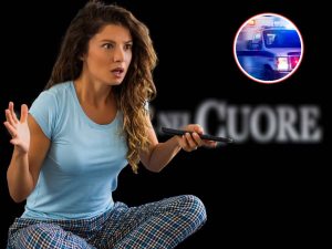 logo la notte nel cuore, donna sconvolta che guarda tv e icona con ambulanza