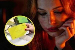 Ragazza con i capelli rossi con il mento appoggiato alla mano e, in evidenza, un libretto smart delle Poste