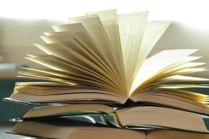 libro aperto su tavolo