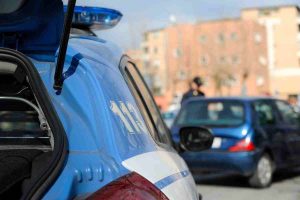 auto polizia a un controllo