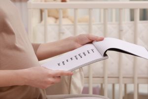 donna che tiene in mano una lista di nomi per bambini