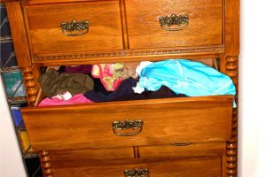 cassetto aperto con vestiti