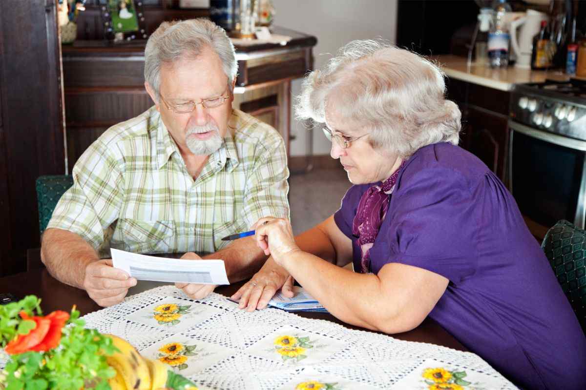 coppia di pensionati che controlla carte