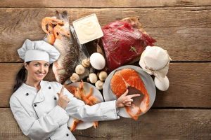 chef che indica ingredienti diverse varietà di pesce
