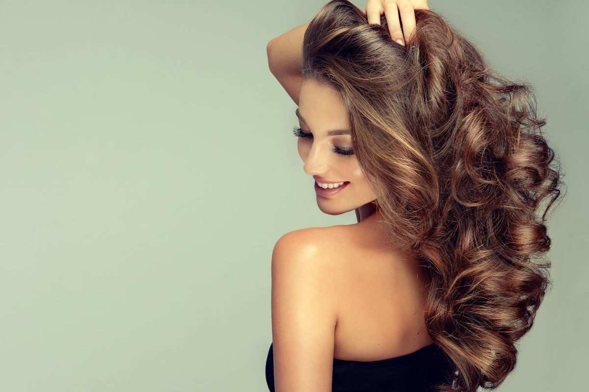 donna con capelli folti