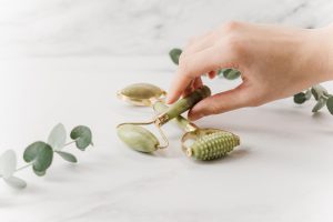 donna con tra le mani il rullo di giada