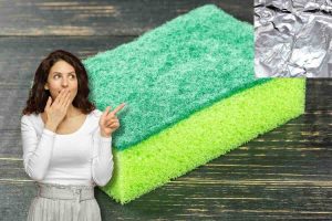 Ragazza indica spugna e carta stagnola