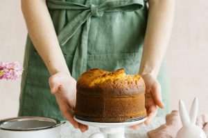 donna con torta su vassoio