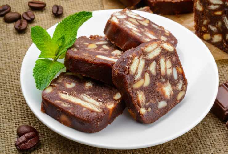 piatto con fette di salame al cioccolato