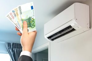 condizionatori e mano con banconote euro